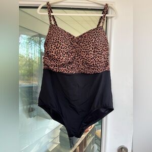 Lands’ End Leopard Print One Piece Swimsuit – Size 16 – Like New